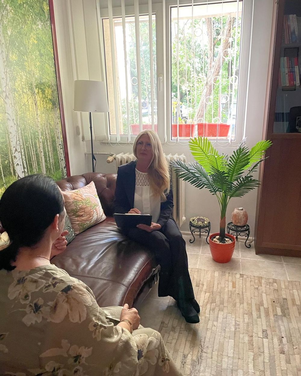 Valeria Brunner în cabinetul de psihologie din București