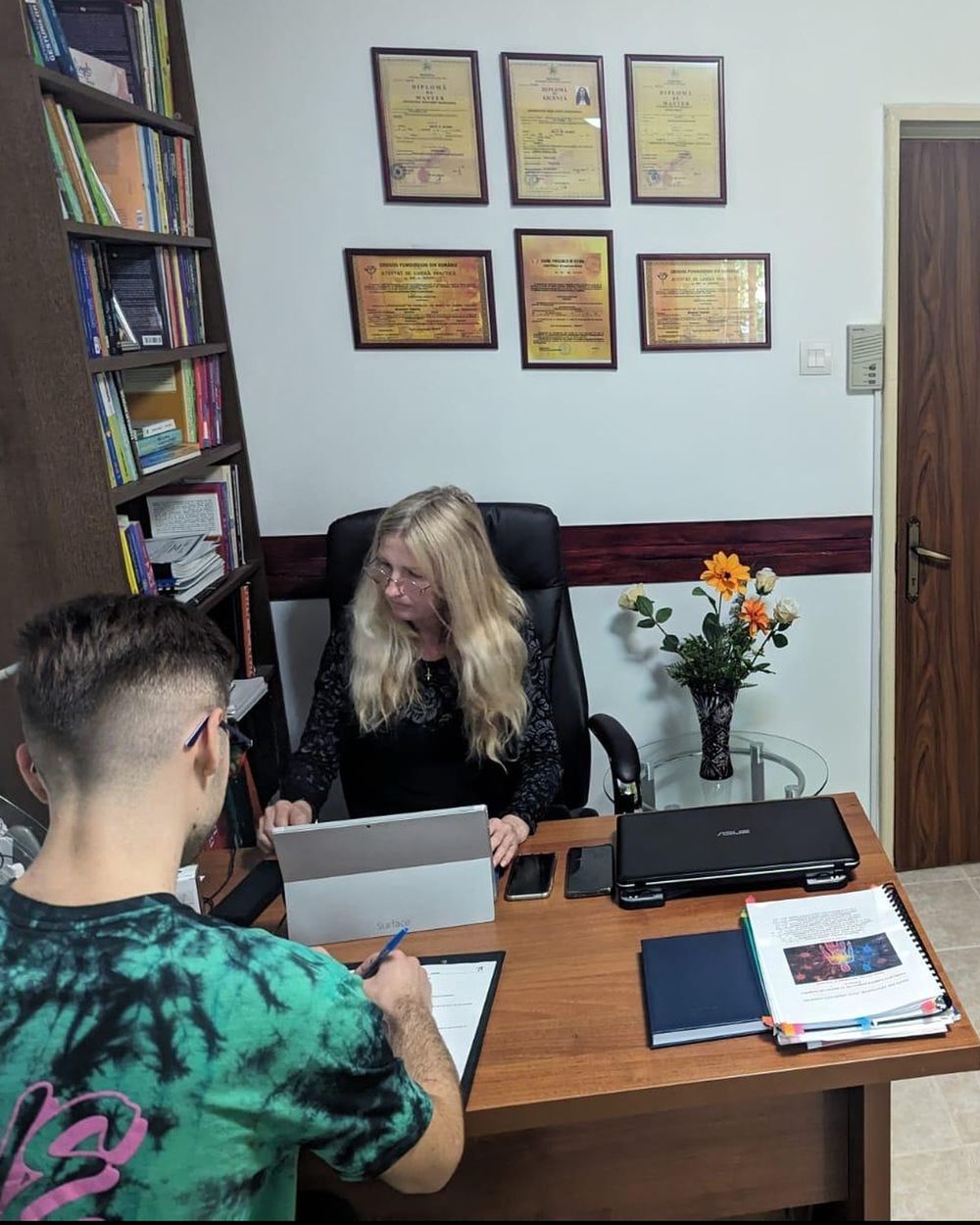 Valeria Brunner la biroul din cabinet, în timpul unei ședințe de evaluare