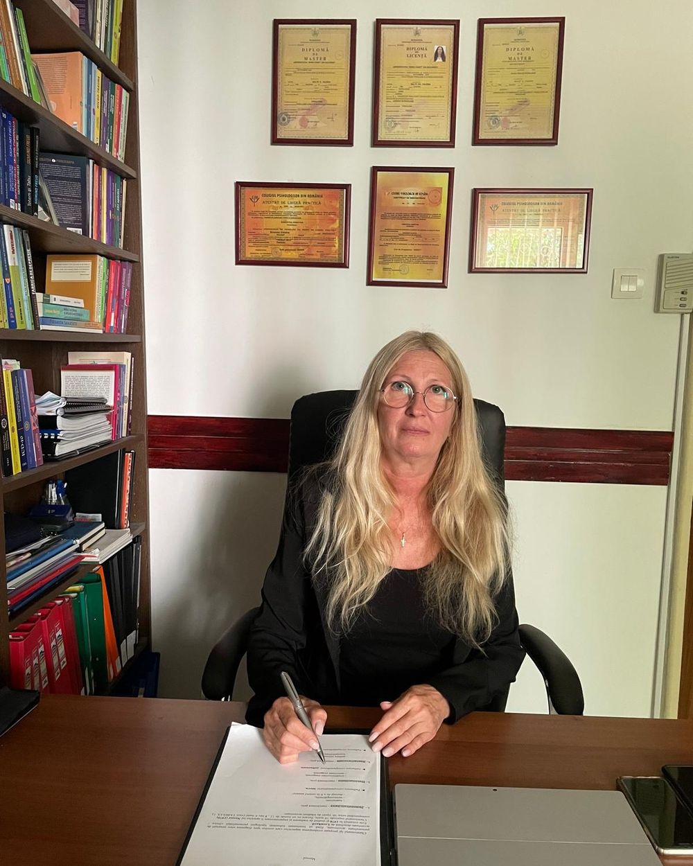 Valeria Brunner, psiholog clinician și psihoterapeut, la biroul din cabinet